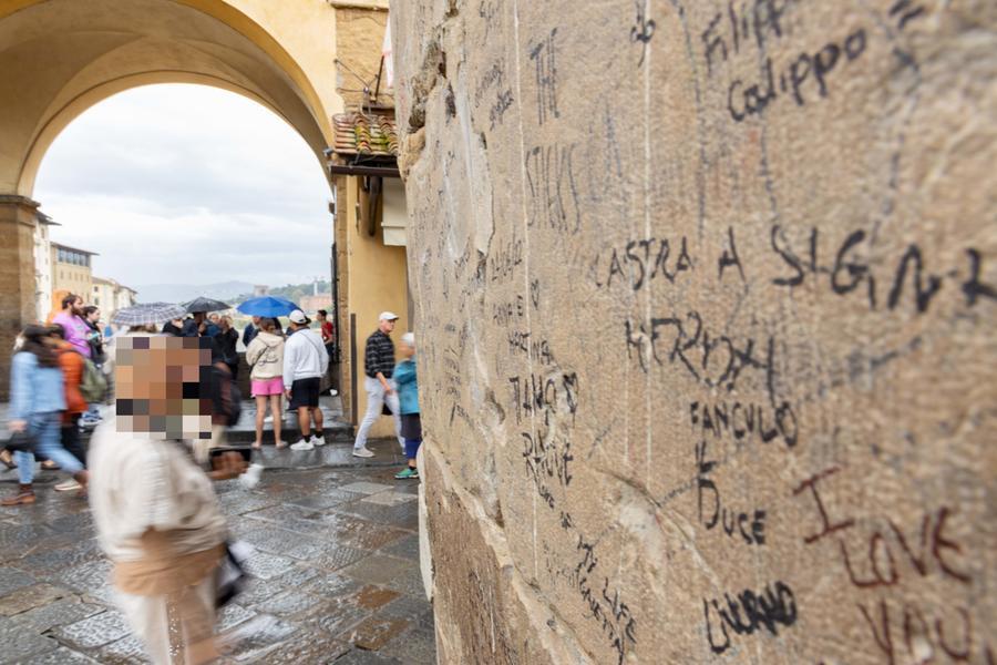 Imbratta il Ponte Vecchio con un pennarello indelebile: denunciato dalla Municipale