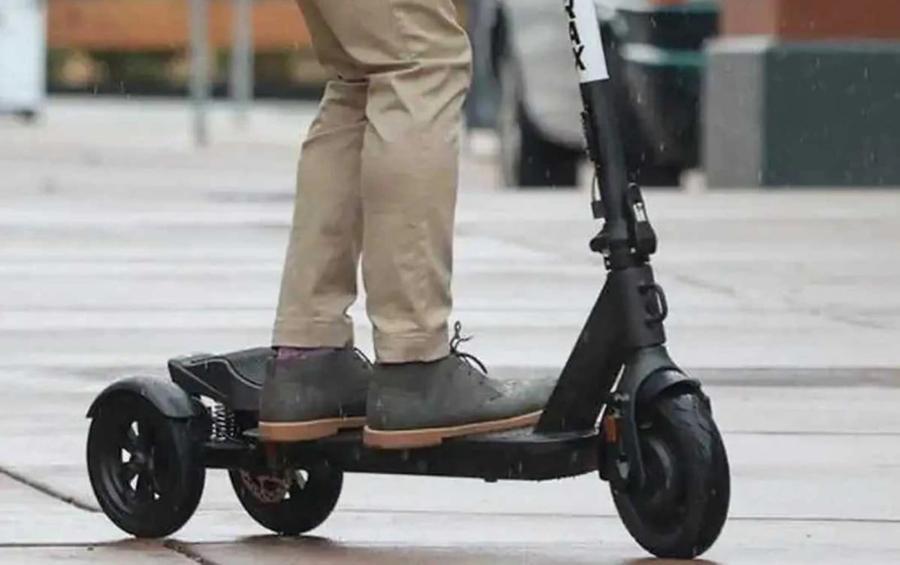 Cagliari, cade con il monopattino elettrico: gravissimo un 40enne