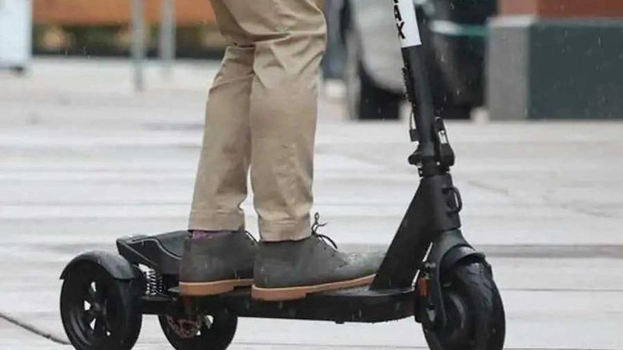 Cagliari, cade con il monopattino elettrico: gravissimo un 40enne