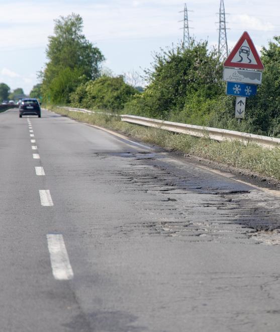 Rovereto, la Superstrada è da incubo: danni a decine di auto per le buche