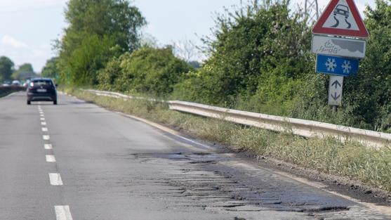 Rovereto, la Superstrada è da incubo: danni a decine di auto per le buche
