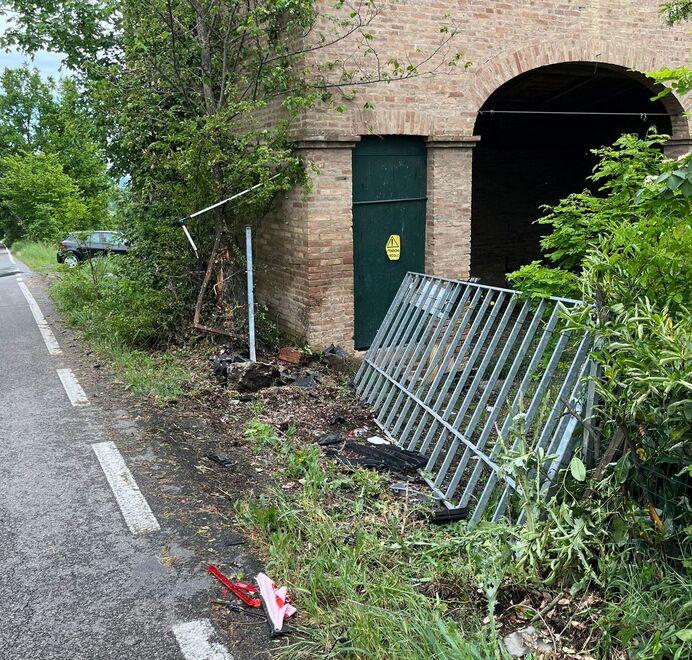 Castelvetro. Auto fuori controllo abbatte un cancello 