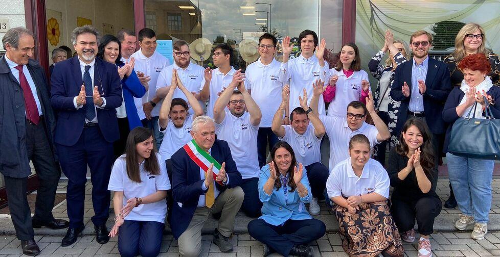 Mirandola. Apre la Frolleria dei ragazzi disabili Il ministro: «Voi, primi della classe» 