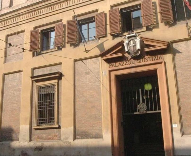 Modena Si spoglia vicino all’auto dei vigili Carabiniere a processo per atti osceni 