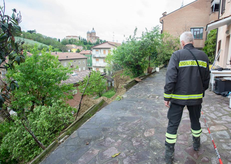Crolla  il terreno di una casa Evacuate tre famiglie a Fiorano