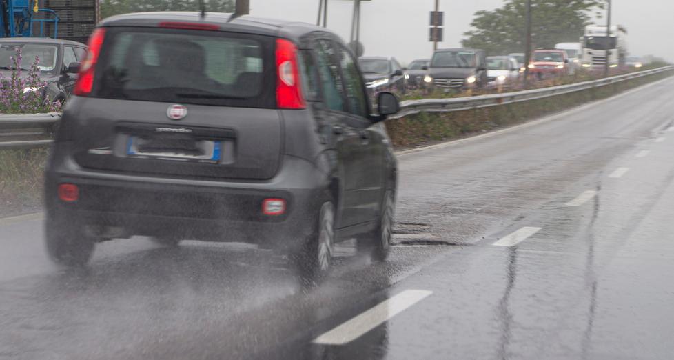 Modena. Buche enormi e “laghetti” La tangenziale è un disastro 