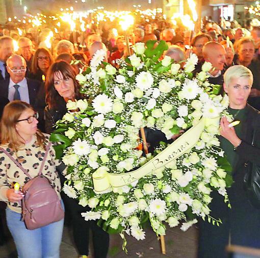 Psichiatra uccisa a Pisa, migliaia di fiammelle ricordano Barbara