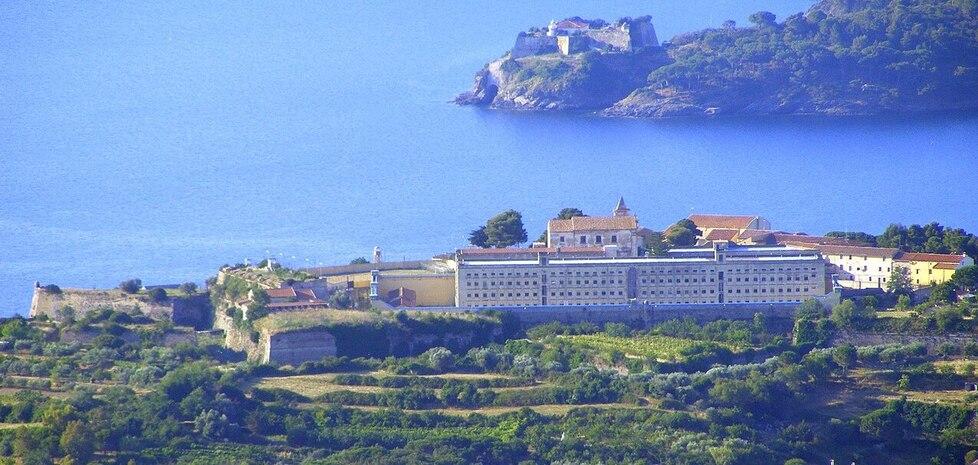 Porto Azzurro, tenta di uccidere un agente