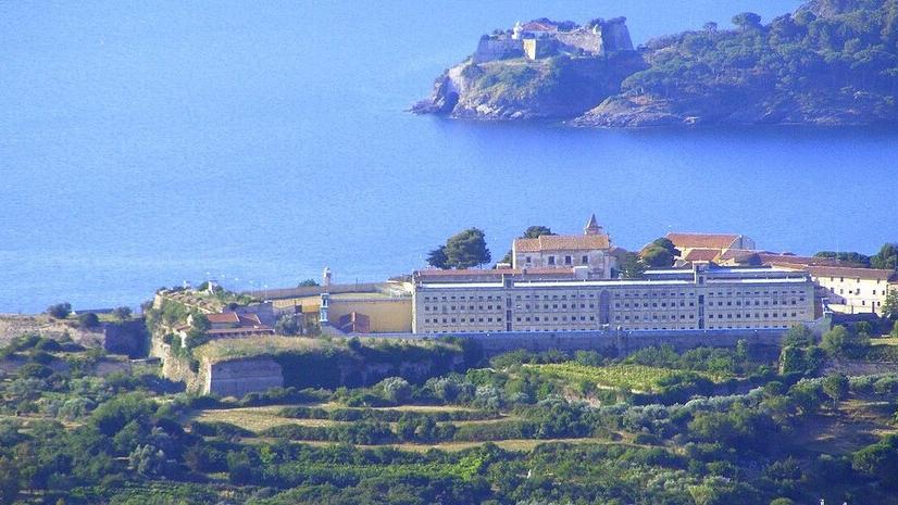 Porto Azzurro, tenta di uccidere un agente