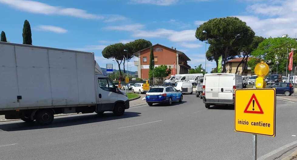 Pistoia, traffico in tilt per colpa di un mini cantiere. E alla rotonda della Vergine è una odissea