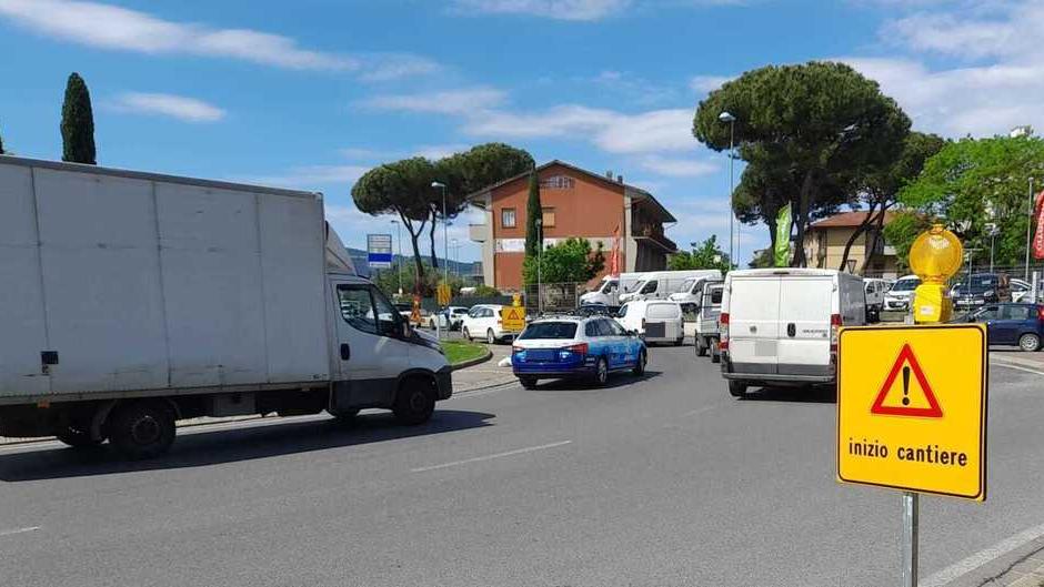 Pistoia, traffico in tilt per colpa di un mini cantiere. E alla rotonda della Vergine è una odissea