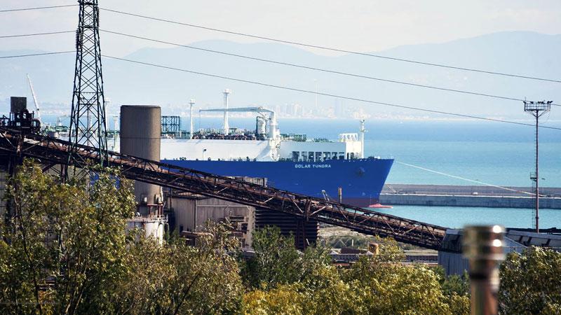 Piombino, di notte il primo carico di Gnl per il rigassificatore sul porto