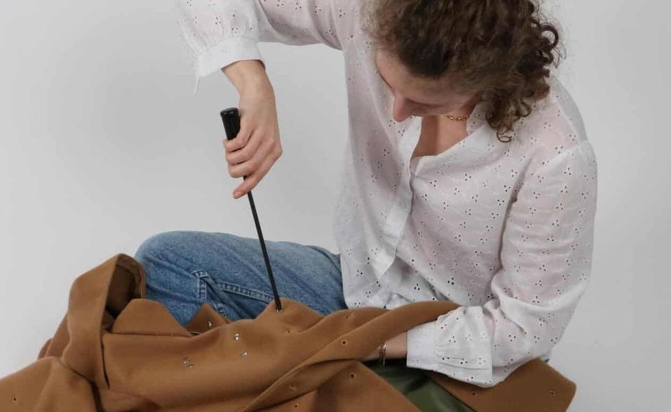 Prato, il cappotto ora dura una vita: Manteco realizza un capospalla che cambia misura