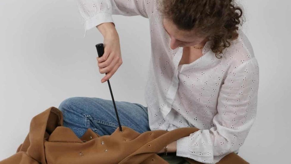 Prato, il cappotto ora dura una vita: Manteco realizza un capospalla che cambia misura
