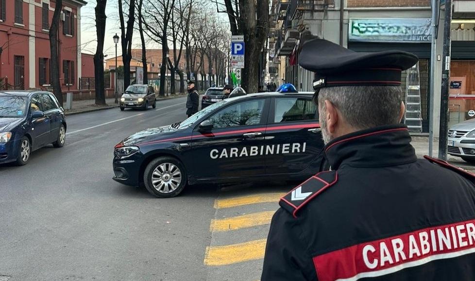 Pestato e rapinato dal branco fuori dal ristorante in stazione