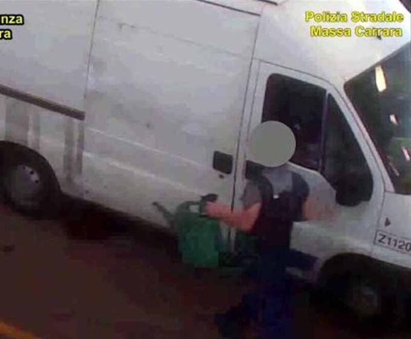 Furti al deposito dei bus di Massa, altro rinvio in tribunale