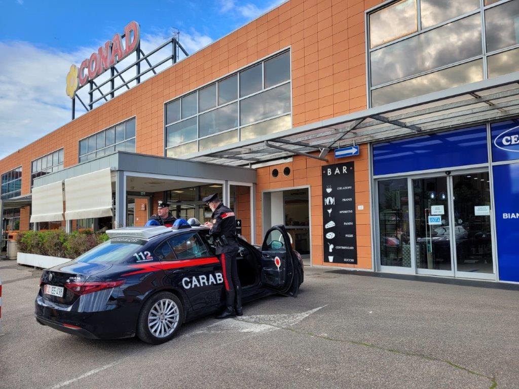 Grosseto, tentano l’assalto alla cassaforte del supermercato. Poi scappano su un’auto rubata