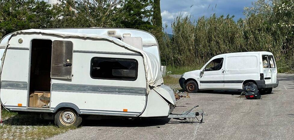 Rosignano, auto e roulotte abbandonate in un parcheggio alle Morelline