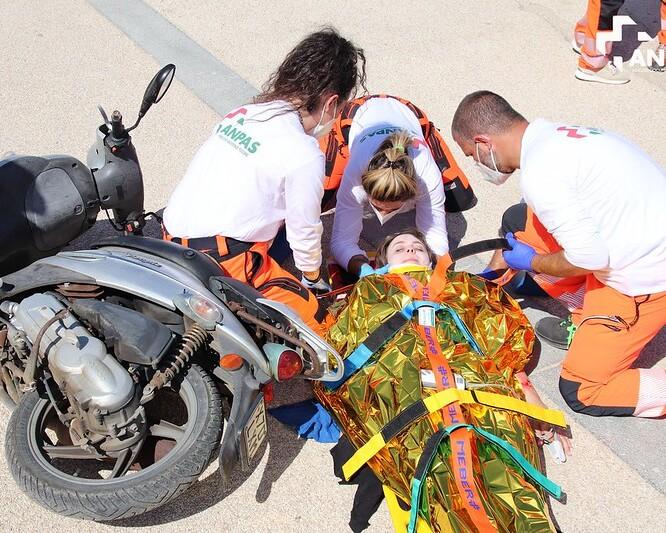 L’invasione di divise arancioni tra pet therapy e solidarietà