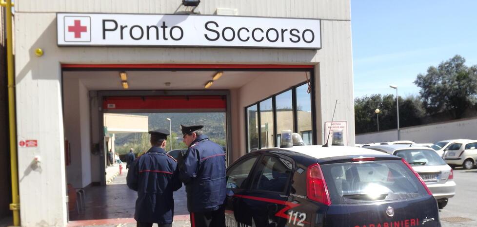 Magliano, beve qualche bicchiere di troppo alla festa di paese: medico insulta i passanti, denunciata