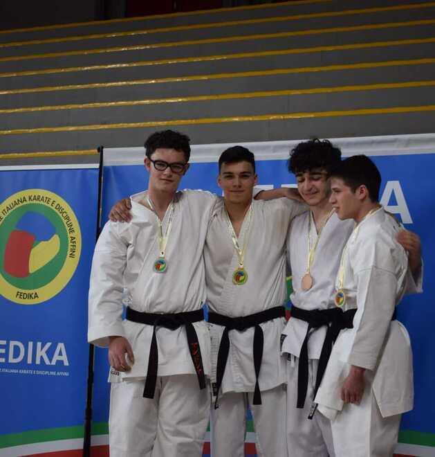 Tante medaglie agli italiani per gli atleti del Karate Pistoia