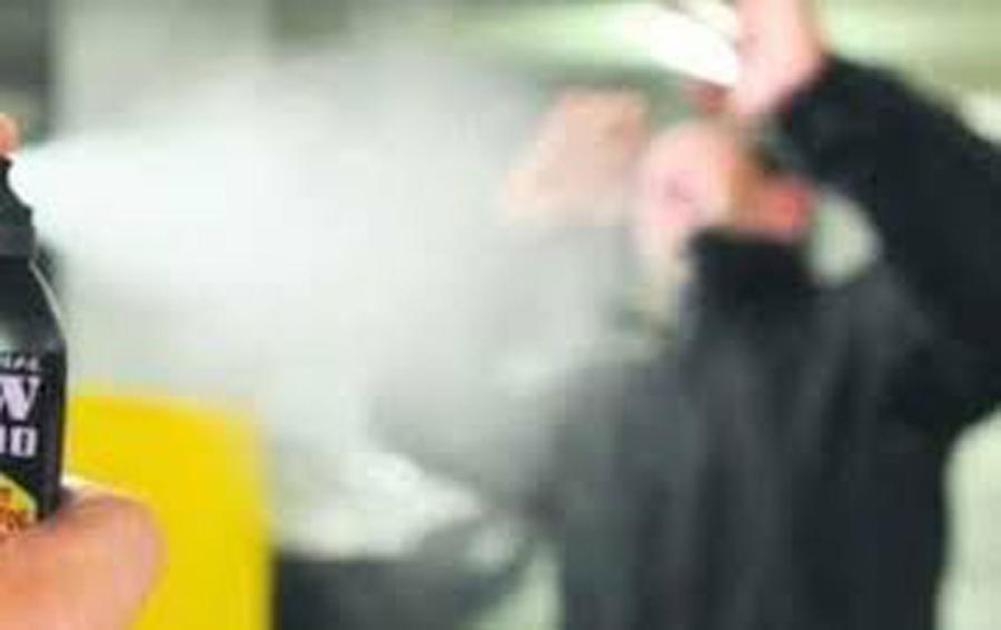 Prato, utilizzano lo spray urticante per rapinare gli imprenditori: tre denunce in un mese