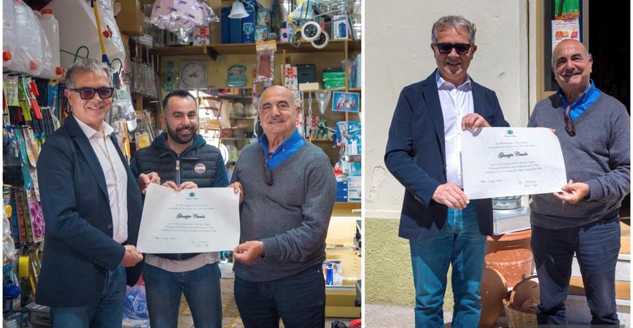 
	Il sindaco Settimo Nizzi consegna la pergamena al merito a Giuseppe Casula&nbsp;

