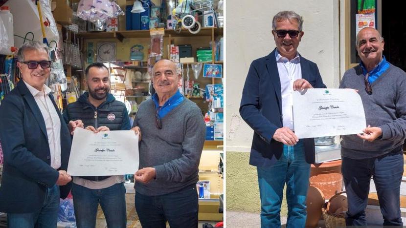 
	Il sindaco Settimo Nizzi consegna la pergamena al merito a Giuseppe Casula&nbsp;

