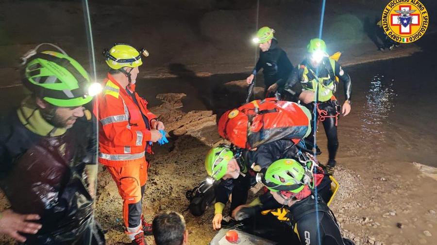 Gli uomini del Cnsas recuperano uno speleologo  in difficoltà nella Grotta del Bue Marino