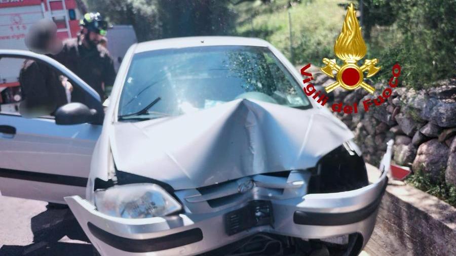 Arzachena, auto contro il guardrail: il conducente ferito
