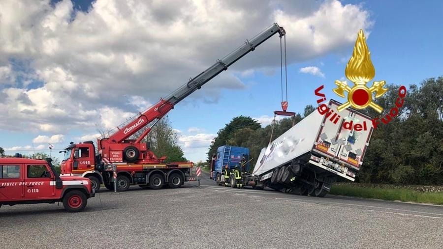 
	L'autogru dei vigili del fuoco all'opera

