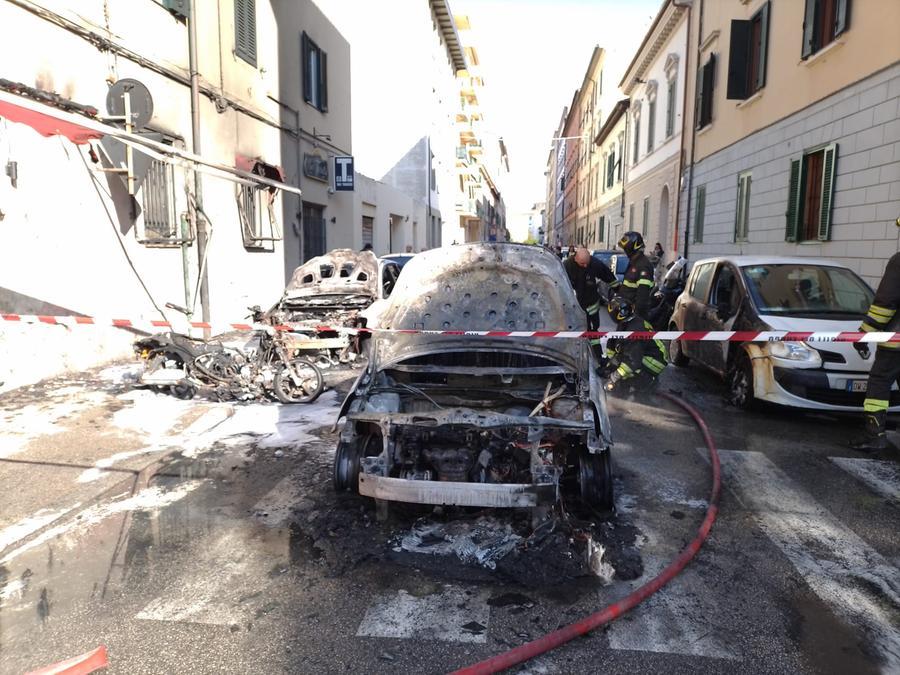 Livorno, rogo in via Demi: tre auto e due scooter distrutti dalle fiamme
