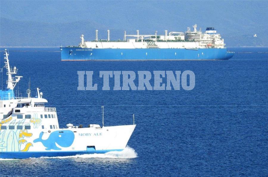 
	La nave gasiera Maran Gas Kalymnos in rada a Piombino (foto Paolo Barlettani)

