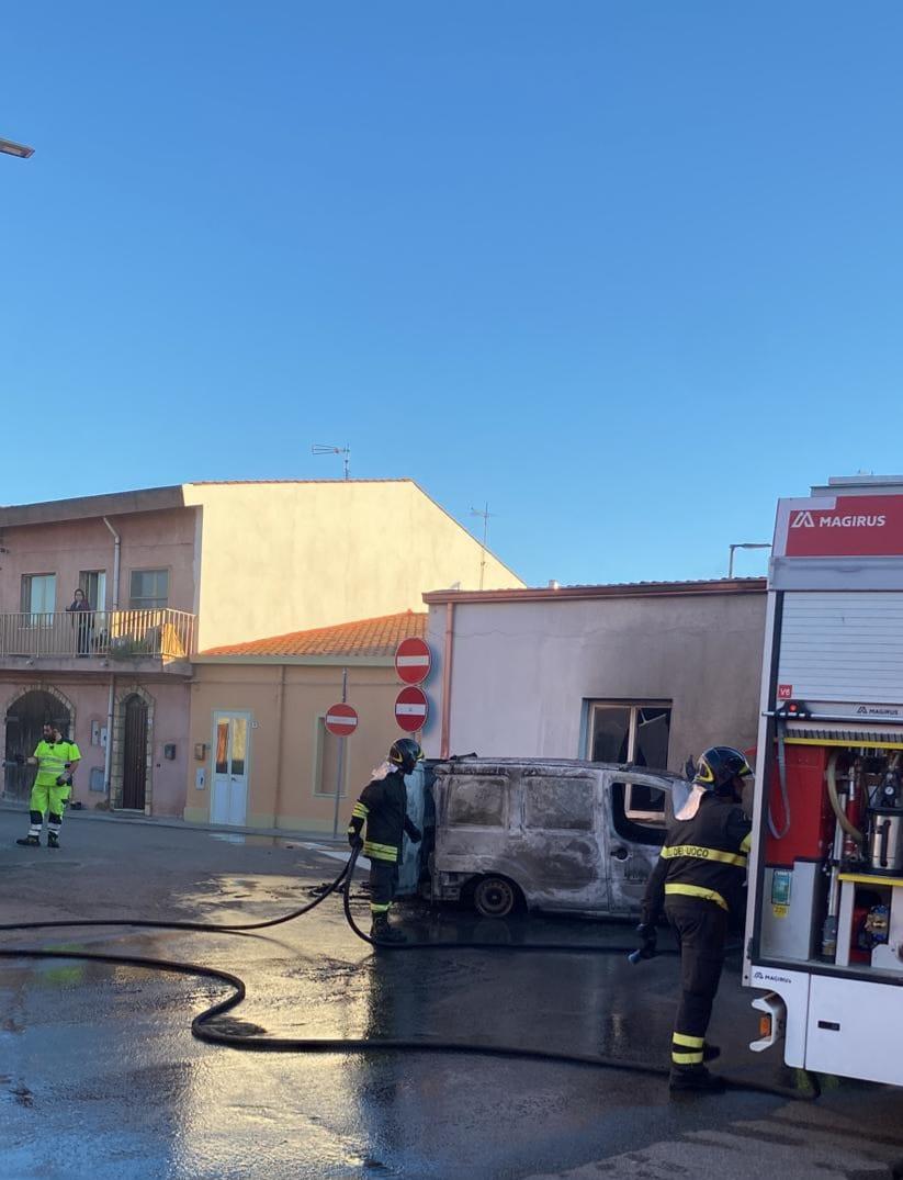 
	Il furgoncino bruciato in via Papa Giovanni XXIII

