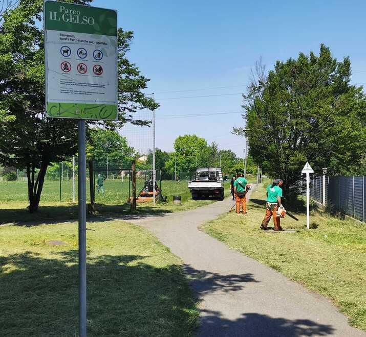 Parchi e cimiteri, al via gli sfalci: «In 15 giorni la città sarà ripulita»