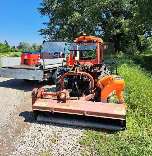 Modena. Torrente Tiepido: il ponte ripulito da una montagna di rifiuti 