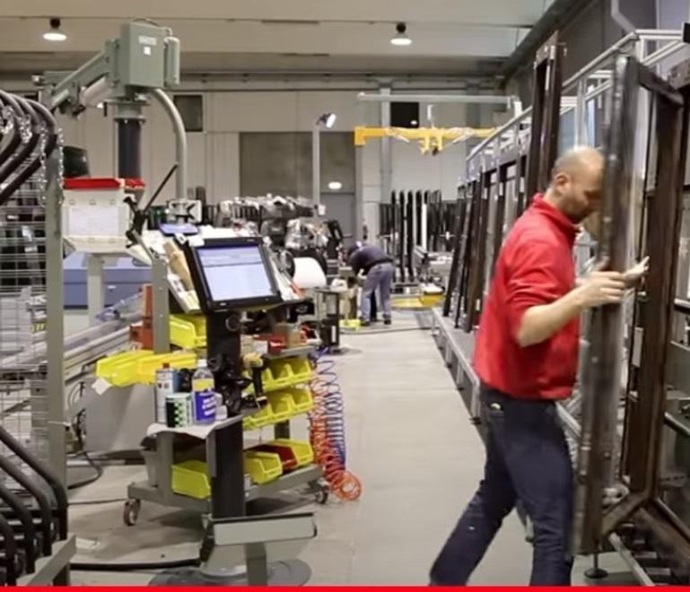 Tensione nella fabbrica gioiello che “scopre” i primi scioperi