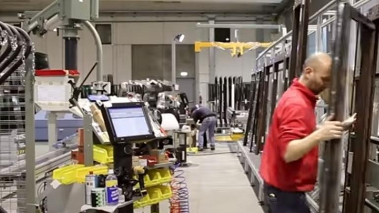 Tensione nella fabbrica gioiello che “scopre” i primi scioperi