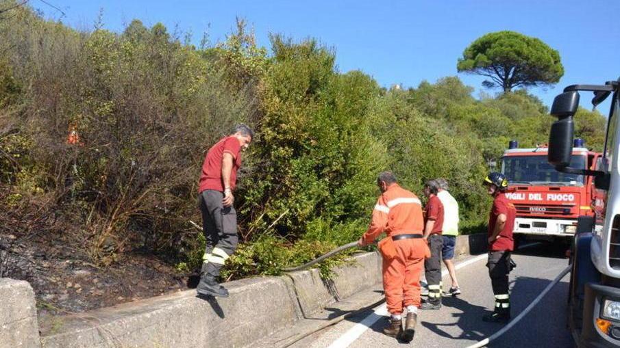 Doppio raid del piromane Mobilitato l’elicottero
