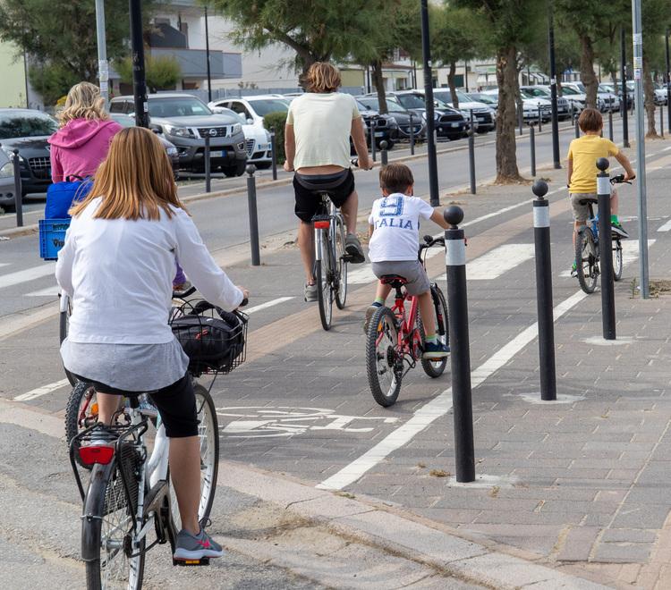 Porto Garibaldi, i cestini dei rifiuti spariscono dai viali: «Saranno rimessi»