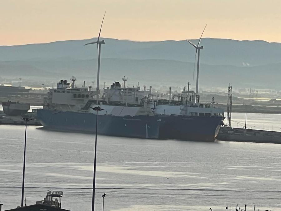 Rigassificatore, manovra effettuata senza intoppi: la Kalymnos in porto al fianco della Golar Tundra