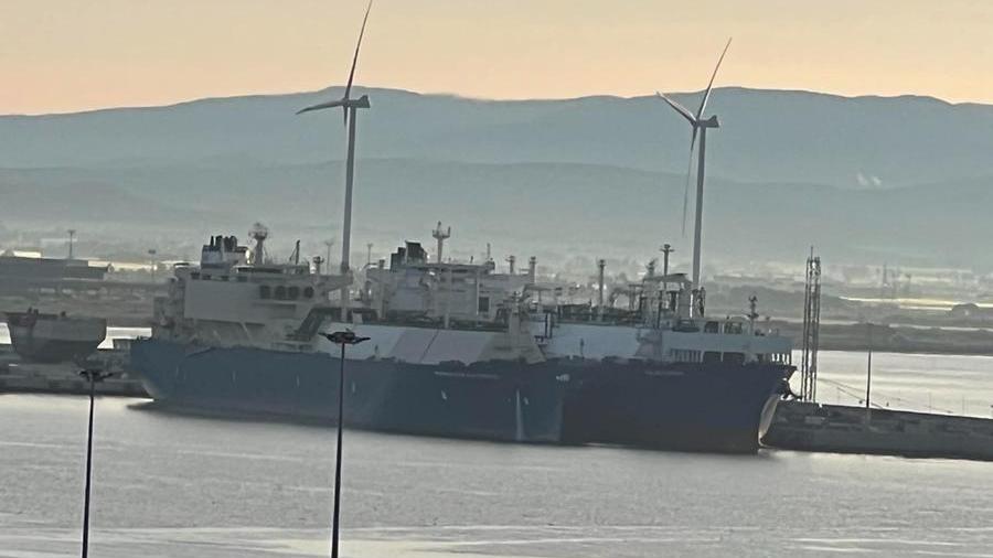 Rigassificatore, manovra effettuata senza intoppi: la Kalymnos in porto al fianco della Golar Tundra
