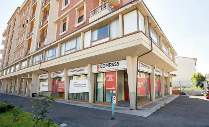 
	L&rsquo;esterno dell&rsquo;agenzia &ldquo;Prestito Compass&rdquo; di via Carrucci&nbsp; (Fotoservizio Juri Autovino)

