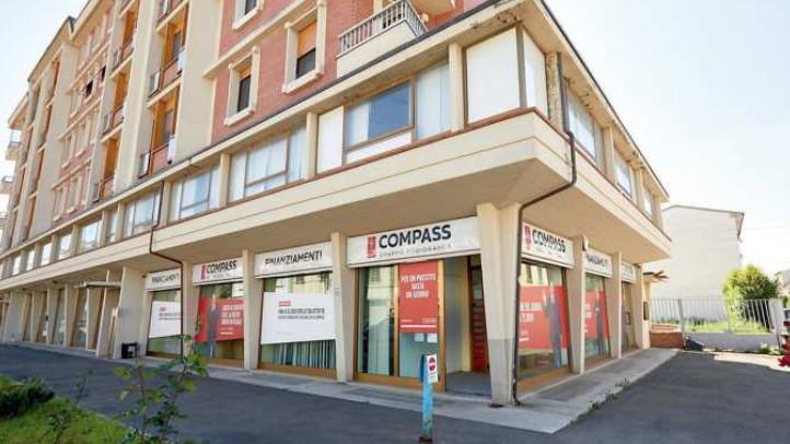 L’esterno dell’agenzia “Prestito Compass” di via Carrucci (Fotoservizio Juri Autovino)