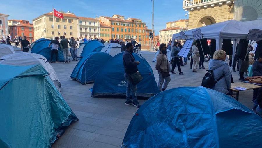 Le tende della Comunità di quartiere di Sant’Ermete davanti a Palazzo Gambacorti
