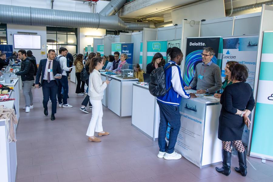 Ferrara, gli studenti incontrano le imprese: al Career Day si cerca il lavoro