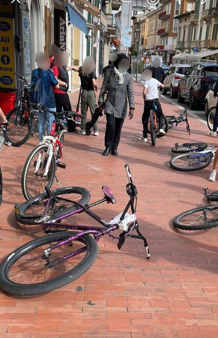Le biciclette buttate sul marciapiede da questo gruppo di giovanissimi