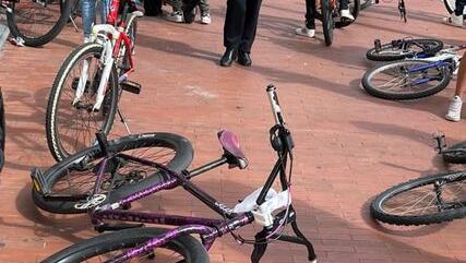 Le biciclette buttate sul marciapiede da questo gruppo di giovanissimi