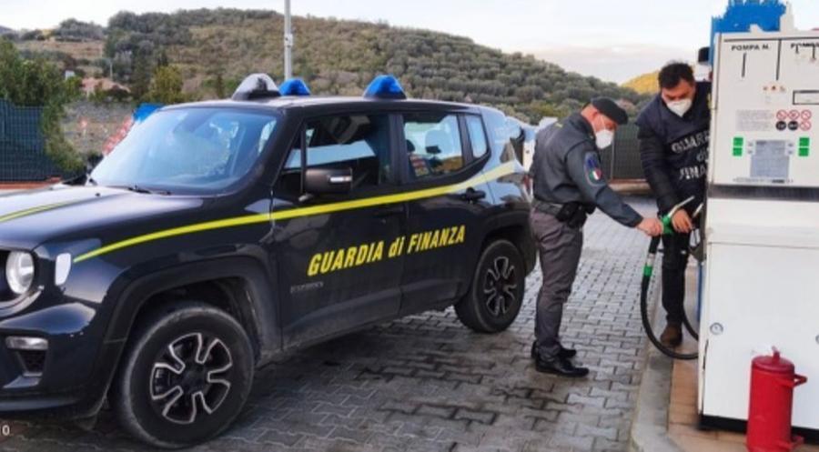 Livorno, scoperto traffico illecito di carburante: «Vendita “in nero”, l’azienda ha evaso oltre 1,5 milioni di euro di Iva»