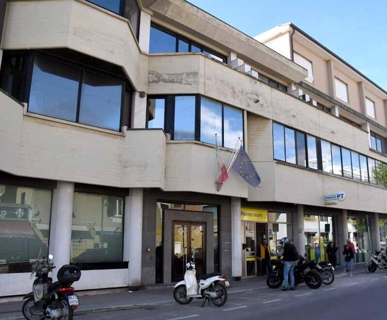 L’edificio di Marina di Carrara che ospita gli uffici postali e nel quale Kyma ha acquistato un immobile